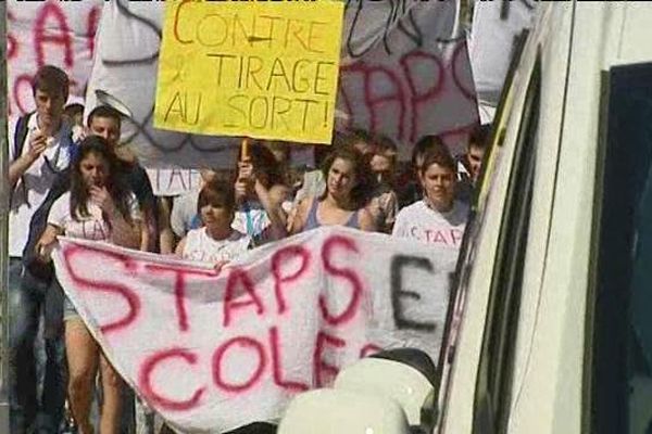 A Lyon, comme dans une quinzaine de villes en France, les étudiants de la filière Staps ont manifesté - 09/04/14