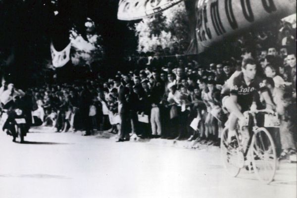 Rik Van Looy, en action en 1964, lors de la course cycliste Paris-Luxembourg.