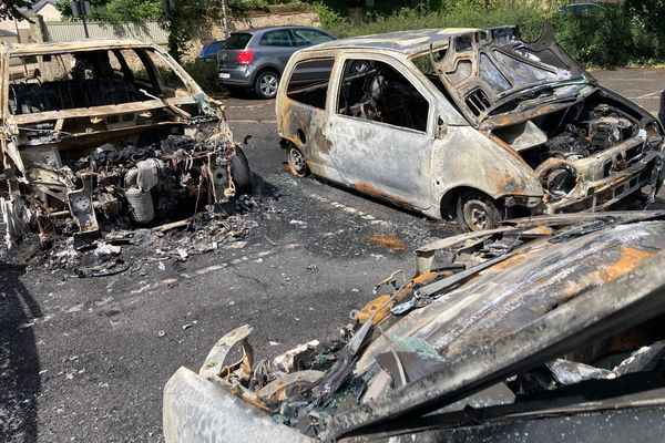 Dans le centre-ville de Thouars et dans le quartier des Capucins, dix-sept véhicules ont été endommagés par le feu dans la nuit de vendredi 28 à samedi 29 juillet.