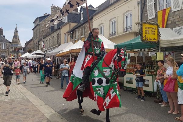 A Domfront, les passants tombent nez à nez avec des chevaliers.