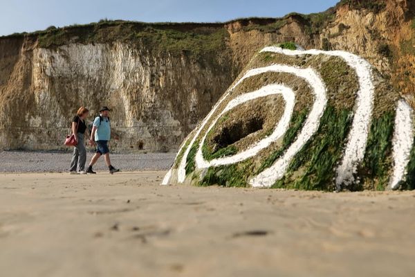 Une oeuvre éphémère de Philippe Raymond sur la plage de Varenville-sur-Mer (Seine-Maritime)