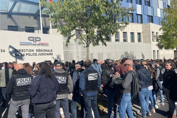 Des centaines de policiers ont participé au rassemblement.