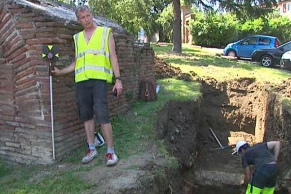 Une partie de l'aqueduc de Toulouse a été mis à jour avant d'être enfouis pour le protéger.