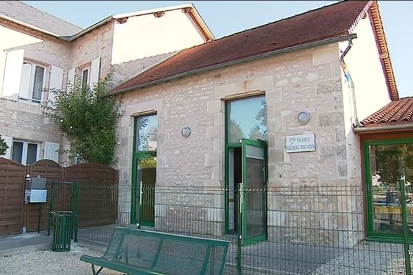 En hommage au chanteur emblématique qui s'est installé au village, la nouvelle école de La Bussière porte le nom de Gilbert Bécaud