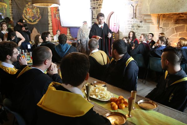 Pendant plus de deux jours, l'équipe du Joueur du Grenier a tourné une vidéo pour sa chaîne Youtube, au château de Fougères.