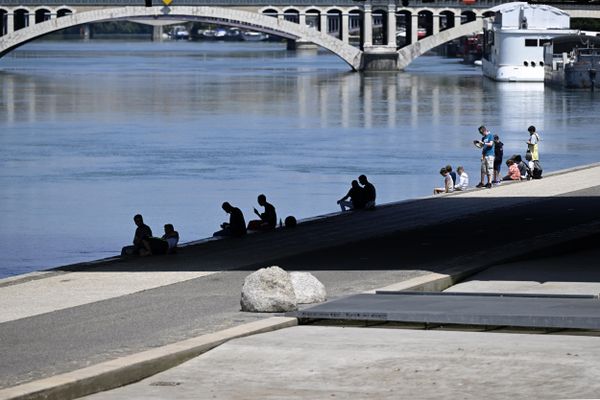 En juillet dernier, la canicule frappait déjà la ville de Lyon. Tous les moyens étaient bons pour se mettre "au frais".