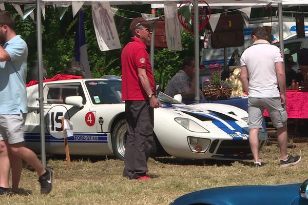 Un voyage dans le temps, à bord de voitures d’époque, pour des passionnés fiers de leur bolide, à Saint-Mars-la-Brière, le 27 mai 2023