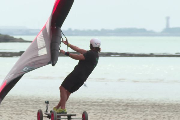 Alexis Hillairet est champion de France d'ultra-longue distance, stand up paddle, de speedsail, de char à voile.