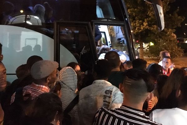 Suppression de trains sur la ligne Le Mans-Nogent-le-Rotrou -Le Mans : le transfert des passagers s’est déroulé dans la cohue, certaines personnes souhaitant absolument avoir une place dans le car . 9 août 2019 