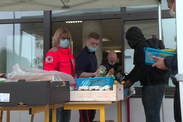 La distribution se poursuit même pendant les vacances universitaires.