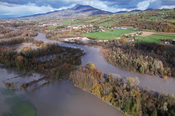 Les crues des cours d'eau, et notamment de l'Arve, en Haute-Savoie, ont entrainé l'évacuation de 110 personnes et plus de 275 interventions des pompiers du mardi 14 au mercredi 15 novembre 2023