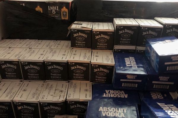 3180 litres d'alcool fort ont été trouvés dans une centaine de cartons. 