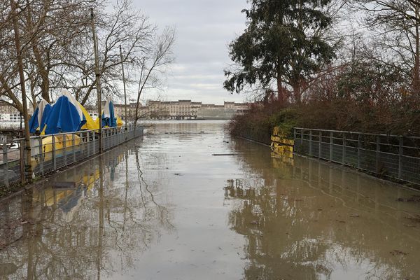 La Gironde est le seul département français placé en vigilance orange ce week-end du 19 et 20 octobre. Image d'illustration des quais de Bordeaux, rivre droite, lors des crues de la Garonne en mars 2024.