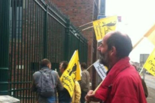 Des militants de la Confédération Paysanne manifestent devant la gendarmerie d'Abbeville pour soutenir leurs 4 collègues interpellés mercredi.