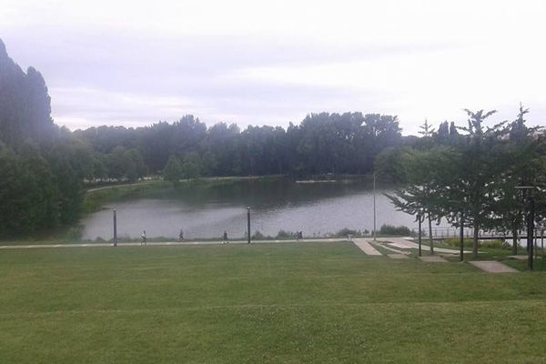 C'est un agent en charge des espaces verts qui a découvert le corps dans l'étang du parc St-Pierre à Amiens vers 6h30.