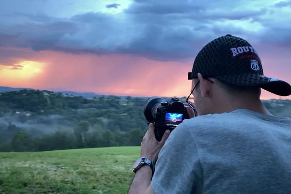 Roman a sillonné les routes de l'Aveyron pour traquer les orages dans la nuit du 11 au 12 juillet.