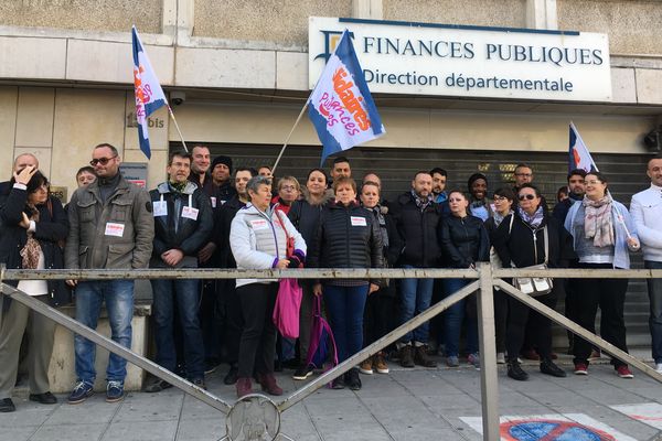 Les agents de la direction départementale des finances publiques devant leur bâtiment.