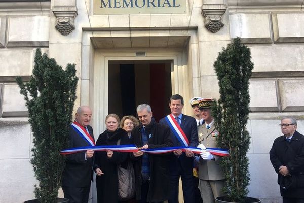 Les élus de la ville de Tours devant le mémorial.