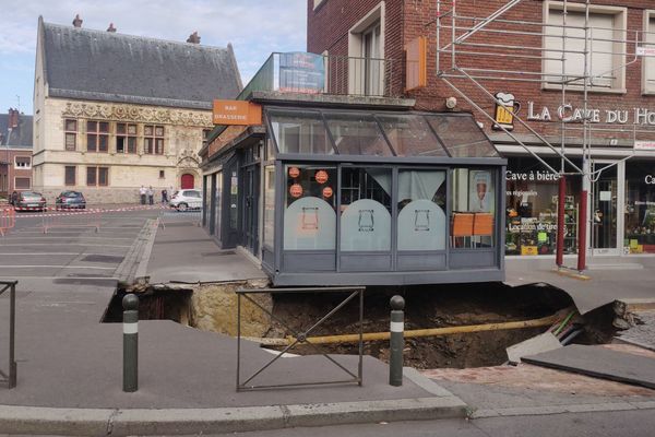 Une excavation s'est formée au pied d'un immeuble place Léon Debouverie à Amiens lundi 12 août vers 6h30.