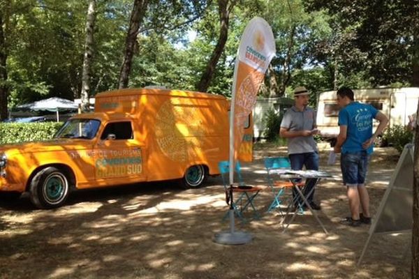 La camionnette permet à l'office de tourisme d'approcher des publics nouveaux dans les Cévennes gardoises. Juillet 2015