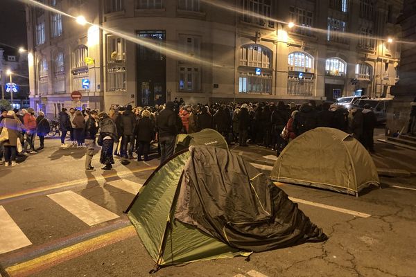 250 personnes rassemblées devant la préfecture de Limoges le 9 décembre 2021 pour demander un centre d'hébergements pour les migrants et réfugiés