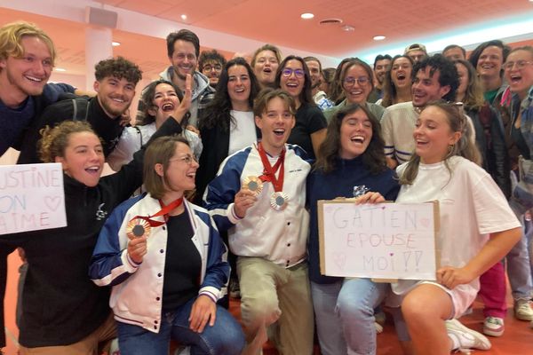 Faustine Noël et Gatien Le Rousseau accueillis en héros dans leur école de kiné à Rennes.