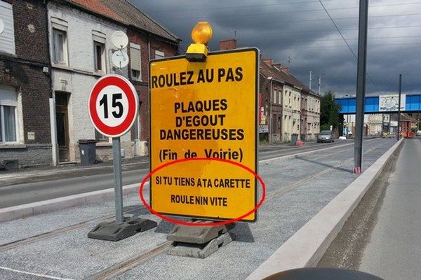 Un panneau plein d'humour ch'ti sur le chantier du tramway à Bruay-sur-Escaut.