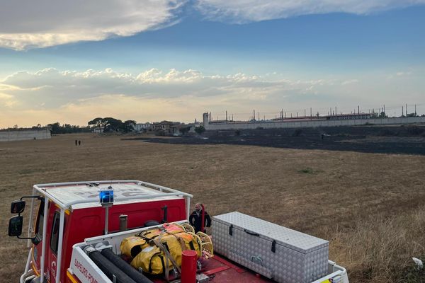 Photo illustrant le feu d'herbe près de la maison d'arrêt de Seysses en début de soirée.