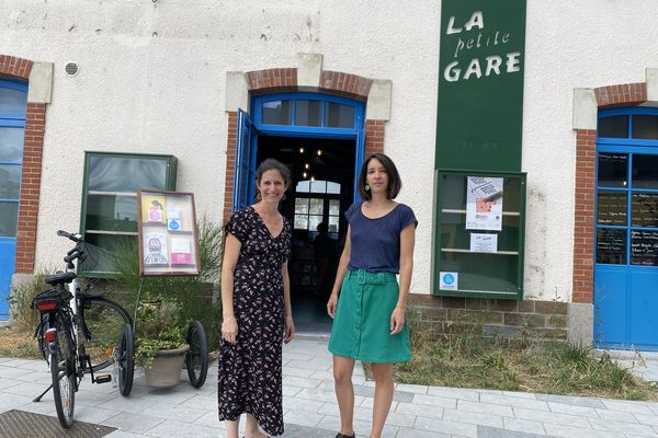 Carole Dolcini et Nolwenn Gandon sur le perron de la librairie La Petite gare