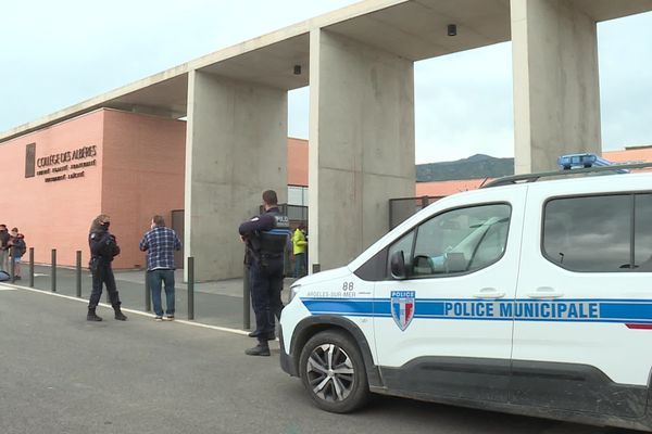 Un équipage de la police municipale était en poste ce mercredi matin devant le collège des Albères à Argelès-sur-Mer, après la violente agression qui s'y est produite le lundi 6 décembre 2021.