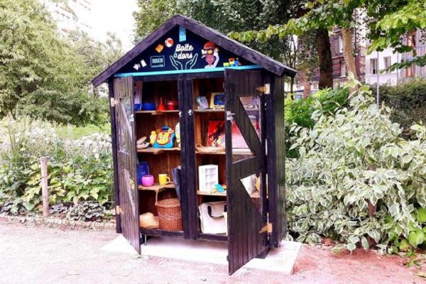 Deux boîtes à dons de Noël sont accessibles à Rouen, dans les jardins de l'Hôtel de Ville et dans le quartier Grammont, devant le centre social Simone Veil.