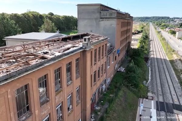 Le moulin de Saint-Cyr a été construit en 1932. Il longe la ligne 13 du tram