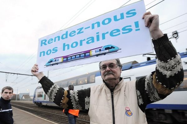 D'autres usagers de la SNCF manifestent régulièrement face aux changements d'horaires de leurs lignes régionales comme ici en gare de Champagné au nord du Mans