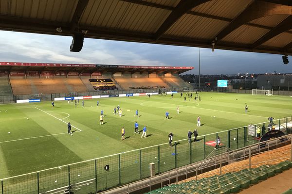 Le FC Chambly à l'échauffement lors de la 26e journée de Ligue 2.