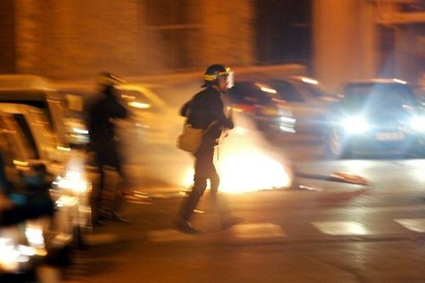 Des affrontements entre CRS et manifestants ont eu lieu le 29 avril devant le commissariat de Bastia (Illustration)