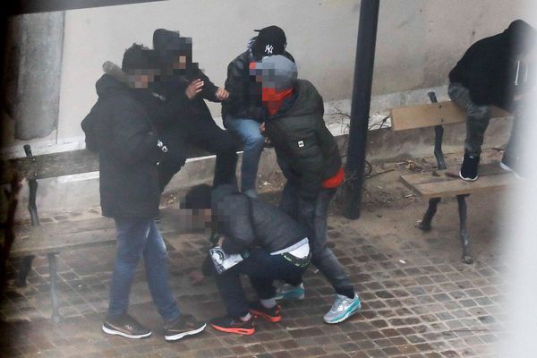 De jeunes gens, pour la plupart mineurs et marocains, livrés à eux mêmes, parfois toxicomanes, squattent le square Bashung dans le quartier de la Goutte d'or dans le XVIIIe arrondissement de Paris. Photo prise le 23 mars 2017