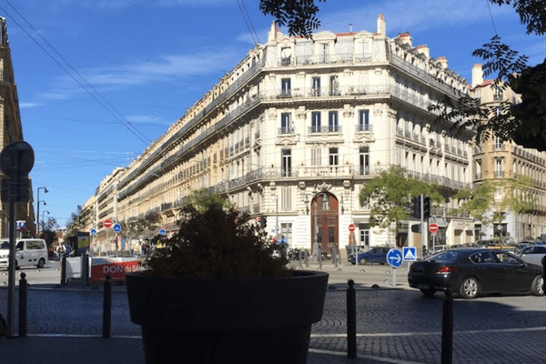 Un homme de 20 ans a été tué par balles ce samedi 22 juin dans le 2e arrondissement de Marseille, quartiers des Grands-Carmes.