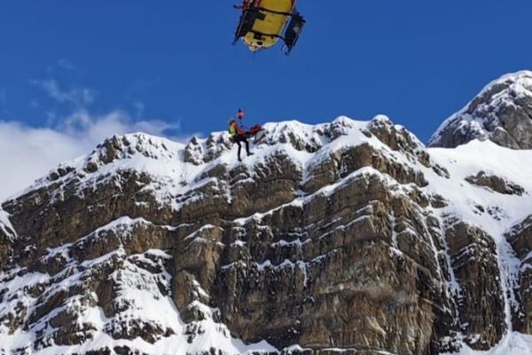 L'hélicoptère "Dragon 64" de la Sécurité Civile des Pyrénées-Atlantiques a transporté les sauveteurs sur les lieux de l'avalanche.