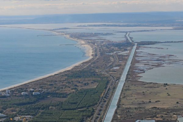 Le canal du Rhône à Sète s'étend sur plus de 100 kilomètres entre Aigues-Mortes et Sète - avril 2021