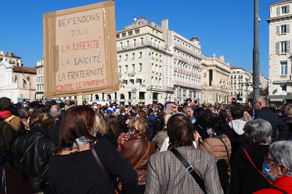 A Marseille, des centaines de personnes se sont rassemblées sur le Vieux Port pour rendre hommage à Samuel Paty, professeur d'Histoire Géographie assassiné après un cours sur la liberté d'expression.