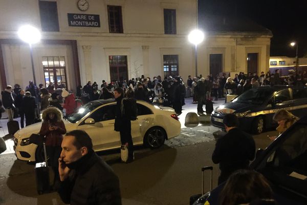 Les passagers du TGV attendaient aux alentours de la gare de Montbard que leur train soit sécurisé pour repartir