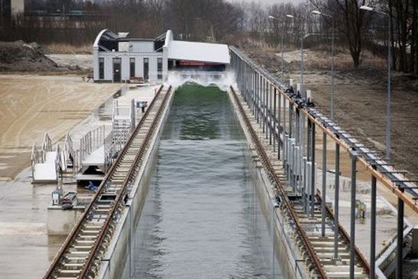 Une plaque en métal de 7m de haut permet de créer des vagues dans un canal long de 300m.