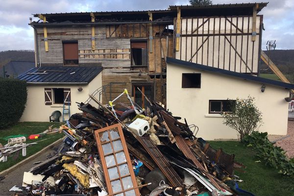 La maison où vivait la famille, après l'incendie du 6 décembre