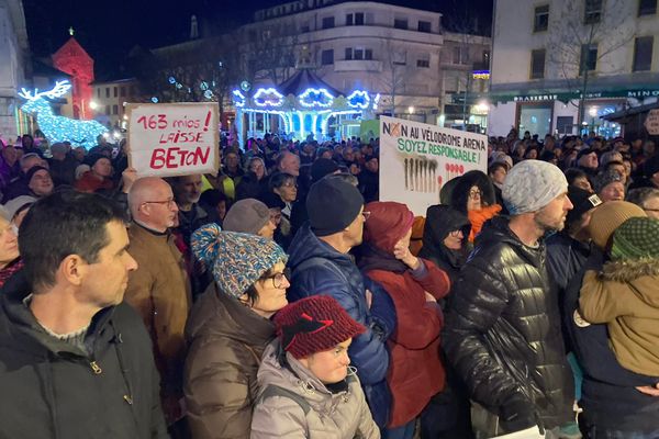 500 personnes se sont rassemblées devant la mairie de la Roche-sur-Foron pour dénoncer le projet de la Haute-Savoie Arena - 21 décembre 2023