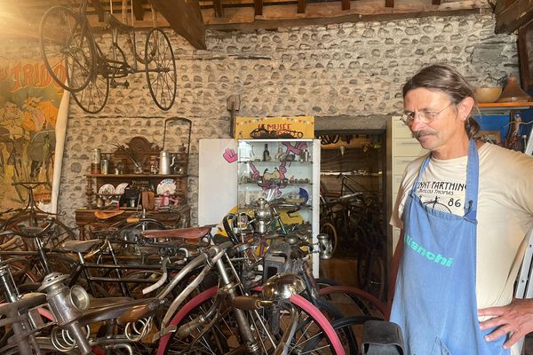 Chez lui, à Séméac, Marco Lebreton possède plus d'une centaine de bicyclettes des deux derniers siècles.