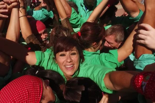 Elsa Panadès à St Cyprien (66) avec les castellers du Ribéral de Baho.