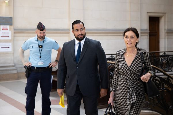 Alexandre Benalla est définitivement condamné à 1 an de prison, mais purgera une peine aménagée. Il pourra bénéficier du bracelet électronique, comme le prévoit la loi.