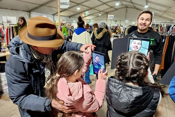 Les élèves de l'école Charles Andrei s'essaient au photojournalisme sous les conseils de Reza.