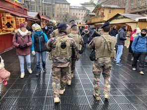 Patrouille de militaires au marché de Noël de Strasbourg.