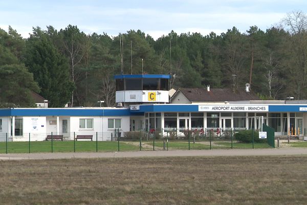 La coupe ou non d'arbres pour assurer la sécurité de l'aéroport d'Auxerre-Branches fait polémique.